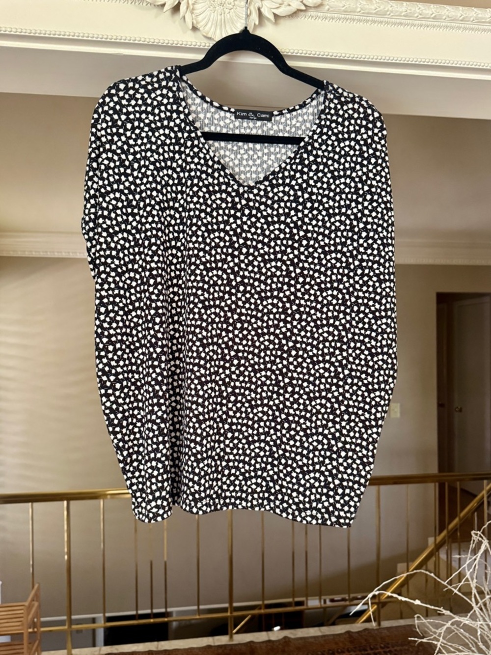 Kim & Cami Black and White V-Neck Long Sleeve Tee